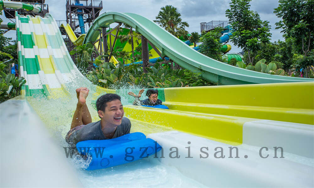 水上滑梯大型盛宴，畅享激流勇进的快感